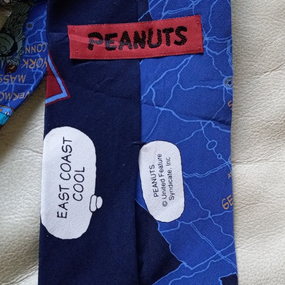 Peanuts Snoopy East Coast Road Trip 100% Silk Tie Excellent Condition - Picture 10 of 10